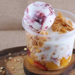 Fresas y duraznos con helado y cereal El abuelo